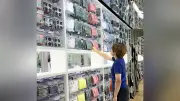 コンビニで衣料品が人気、ファミマ先行し他社も拡大…手頃な価格と手軽さで支持