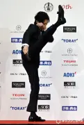 ディーン・フジオカ、ベストフォーマリスト賞受賞でタキシード姿のハイキック披露