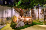 ディズニーフラッグシップ東京に“100エーカーの森”登場、『くまのプーさん』原作100周年プロジェクト始動