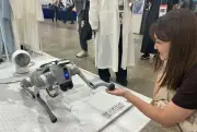 CEATEC 2026で犬型ロボットが「最高に気持ち良いお手」披露、Dentsu Lab Tokyoが研究展示