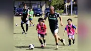 小野伸二さん、環境問題テーマのサッカー教室に小学生約130人参加