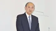 泥酔しJR甲府駅の証明写真機に放尿、前県議が会見で謝罪
