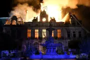フランス暴動で約2400人逮捕、マクロン氏が暴力を強く非難