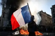フランス全土で物価高デモ、警察と衝突 約400人逮捕、放火や略奪も