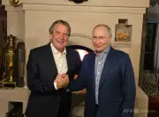 独・シュレーダー元首相、プーチン氏誕生会に出席 メルツ首相「全く不道徳」と激怒