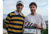 グレン・パウエル主演『大富豪になるための正しい殺し方』インタビュー映像＆メイキング写真公開