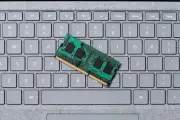 世界PC出荷が約20%減、メモリー高騰で部品費が販売価格に並ぶ