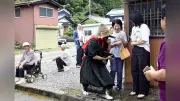 福井・美浜町新庄の八朔祭、天狗が女性追い回す奇祭に笑顔
