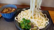 秩父の地下に隠れた人気店「秩父うどん 本家原 姉妹店」普通盛りで500グラムの家庭の味