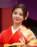 本間日陽、2年連続で日枝神社初詣イメージキャラクターに就任 赤い振袖で登場