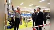 赤沢経産相、島根の研修施設を視察 「山陰から世界を変える勢い」