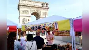 凱旋門前で焼き鳥や焼きそば…「ジャパンフェス」に観光客らでにぎわう