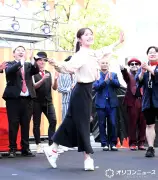 バトントワリング世界2位のカンテレ柏原怜奈アナ、なんば駅前で華麗な演技を披露
