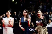 有村架純、釜山国際映画祭で「勇気をもらいました」 石田ひかり&姫野花春とレッドカーペット登場