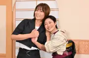 氷川きよし、有働由美子アナと15年来のハグ2ショット…オリジナルマーラータンに驚き