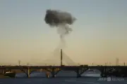 ロシア軍の橋攻撃で交通麻痺、キーウ市長「首都を引き裂いている」
