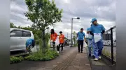 出雲駅伝前に地元建設業者らが駅周辺を清掃、約60人が参加