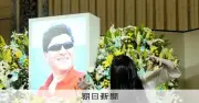 「リング」鈴木光司さんしのぶ壮行会、貞子登場で記念撮影