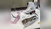 「りくりゅう」三浦璃来さんの愛用品、宝塚市役所で展示 直筆サイン入りスケート靴や衣装など5点