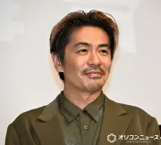 森田剛、舞台あいさつ1分前におにぎり配布 唐揚げを手でぱくり、仲の良さ披露