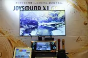 業務用カラオケ「JOYSOUND X1」新モデル公開、昭和テレビ映像やハモリ機能搭載