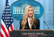 米大統領報道官が初会見、質問は3人だけ「私の大統領」と言い間違えも