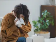 秋に風邪のような症状を感じる人は6割超、鼻とのどの症状が最多に