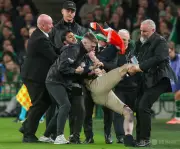 パレスチナ支持の抗議でサッカーアイルランド戦が二度中断、2-2引き分け