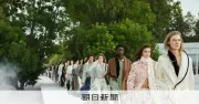 パリコレ中に高校生デモ、ラグジュアリーと日常の距離に記者が見たもの