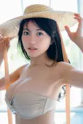 “グラビア界の超新星”加藤玲菜、『FRIDAY GOLD』で表紙&巻頭に登場