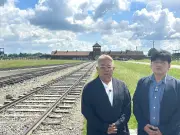 サンドウィッチマン、アウシュビッツ収容所を特別取材「戦争はダメなんだよ、絶対に…！」