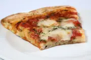 セブンのお店で焼いたピザがリニューアル！冷めても美味しい新仕様に
