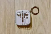 充電不要で絡まない！スリコのケース付き有線イヤホン880円が便利