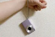 スリコのデジタルトイカメラ、新デザインで登場 レトロな写真が手軽に撮影可能