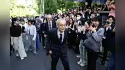 硤合憲三氏、神楽坂キャンパスで学生に祝福され「自信持って研究を」