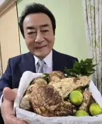 高橋英樹、大きな松茸で秋の手料理を披露 ヒデキ流松茸ごはんに反響