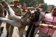 インド警察、選管委員長辞任求めるデモ前に数千人拘束 風刺政党が発表