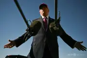 トランプ氏、小学校銃撃の容疑者射殺した男性を「偉大な英雄」と称賛