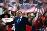 トランプ氏、免税軽油の公道使用認める大統領令に署名 中間選挙控え燃料高対応