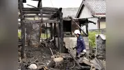 津市住宅火災、玄関付近が火元か ４人の遺体発見で実況見分