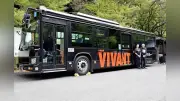奥出雲町で「VIVANT」ラッピングバス運行開始、レイヤマダさんがPR