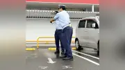 駐車場事故防止に「ナッジ理論」、和歌山県警が「マエ」表示でバック駐車促す