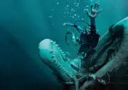 サメ映画と何が違う？『クジラに落ちた男』“生きた密室”の恐怖を描く海洋サバイバル