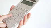 スマホ時代に電卓はなぜ売れ続ける？ カシオ高級モデル完売の理由